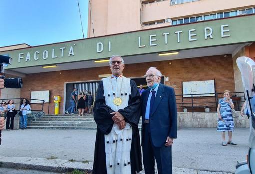 El rector con el recién licenciado