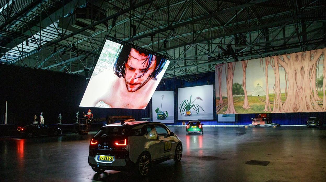 La sala de exposiciones se recorre en coche