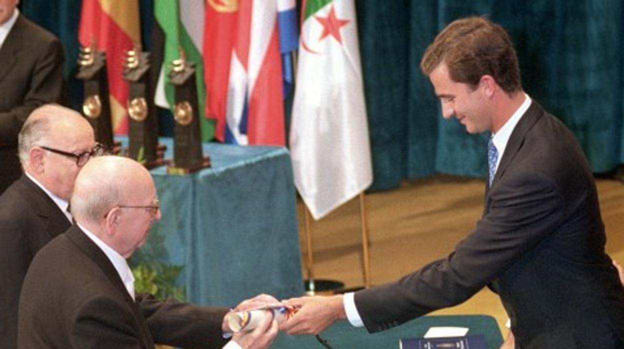 Joaquim Veríssimo y Miquel Batllori y Munné reciben el Premio Príncipe de Asturias en 1995