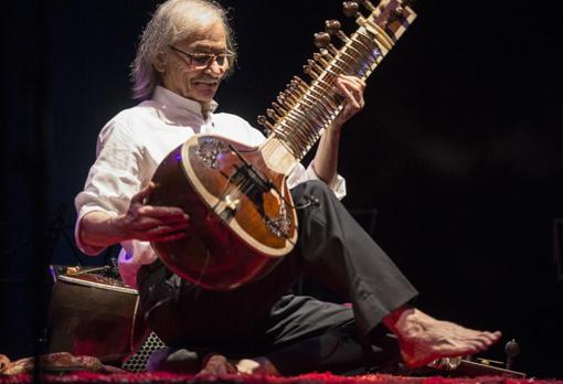 Gualberto tocando el sitar