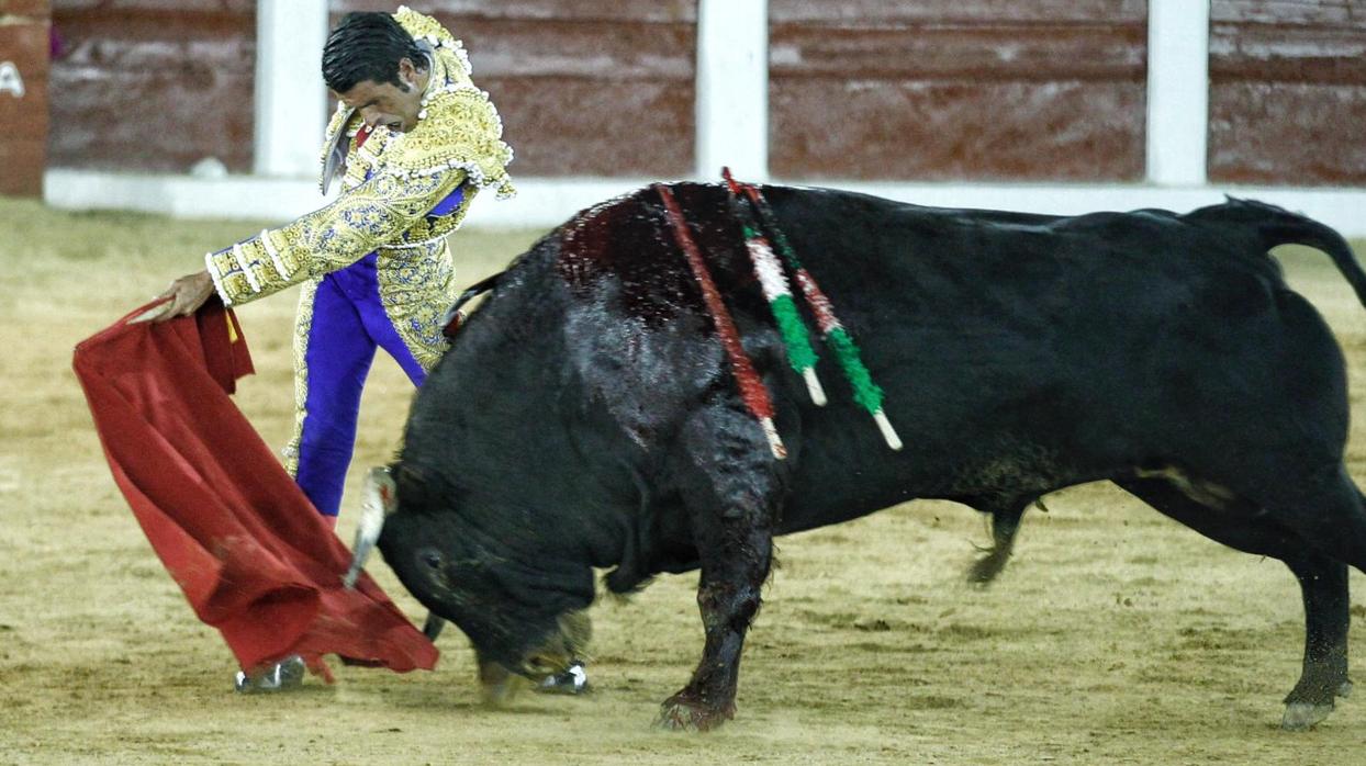 Emilio de Justo, en el inicio de un pase de pecho