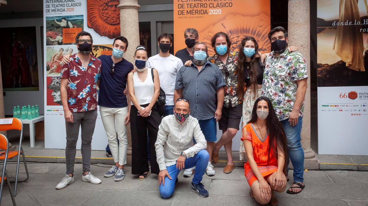 El 66 Festival Internacional de Teatro Clásico de Mérida presenta en rueda de prensa el cuarto espectáculo de su programación, «Cayo César», a la que asiste el director del certamen teatral, Jesús Cimarro, y el director de la obra, Jesús Manchón (c, abajo), así como las actrices y actores que integran el elenco.