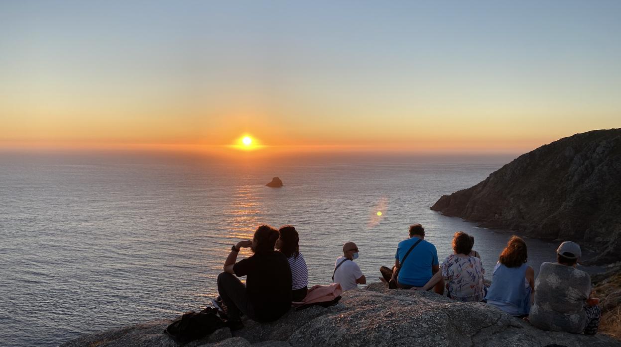 Cuando el sol se hunde del todo en el mar de Fnisterre la gente aplaude a rabiar, como dando las gracias por el espectáculo