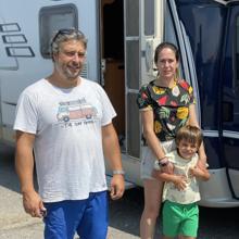 Salva y Cristina con su hijo, Enzo, delante de su autocaravana