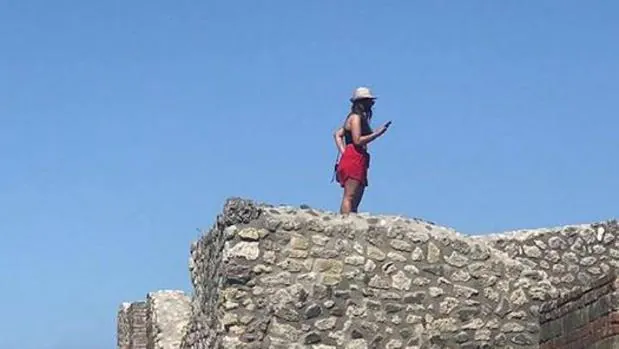 Indignación en Pompeya por la arriesgada foto de una turista que se subió al techo de las termas centrales