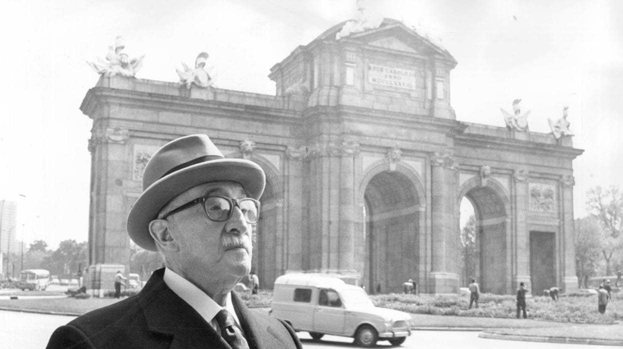 Madrid, abril de 1976. Claudio Sánchez-Albornoz, junto a la Puerta de Alcalá tras volver del exilio