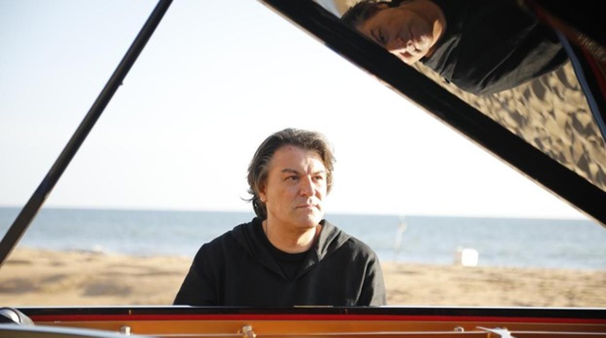 El pianista David Dorantes en la playa