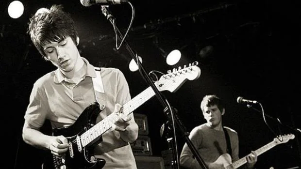 Arctic Monkeys rifan una guitarra de sus inicios para salvar una sala de conciertos de su ciudad