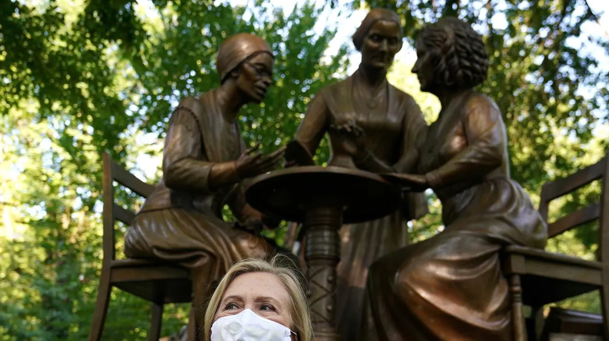 Hillary Clinton, en el Monumento de las Pioneras de los Derechos de la Mujer