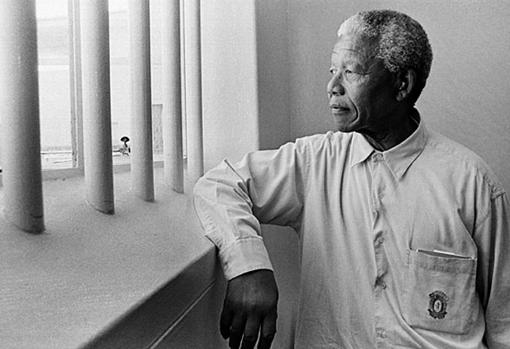 Muere en Valencia Jürgen Schadeberg, autor de la mítica fotografía de Mandela revisitando su celda