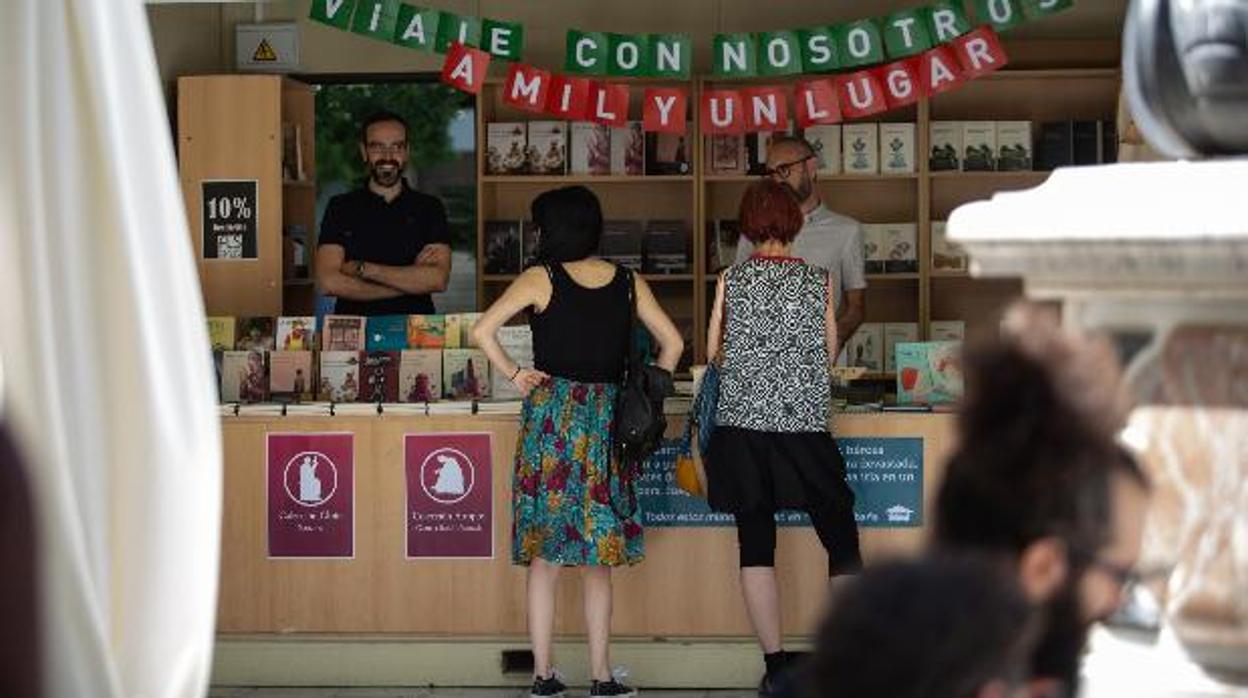 Dos visitantes en un expositor durante la última edición de la Feria del Libro