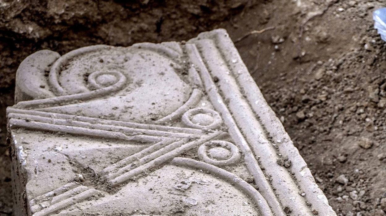 Los capiteles hallados son objetos de piedra caliza blanda con grabados decorativos