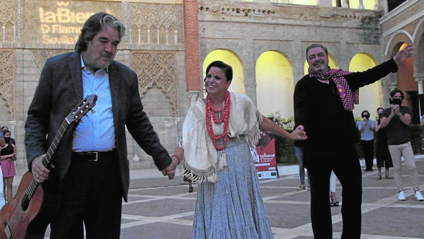 Las manos de Sevilla inauguran la Bienal con un «flashmob»