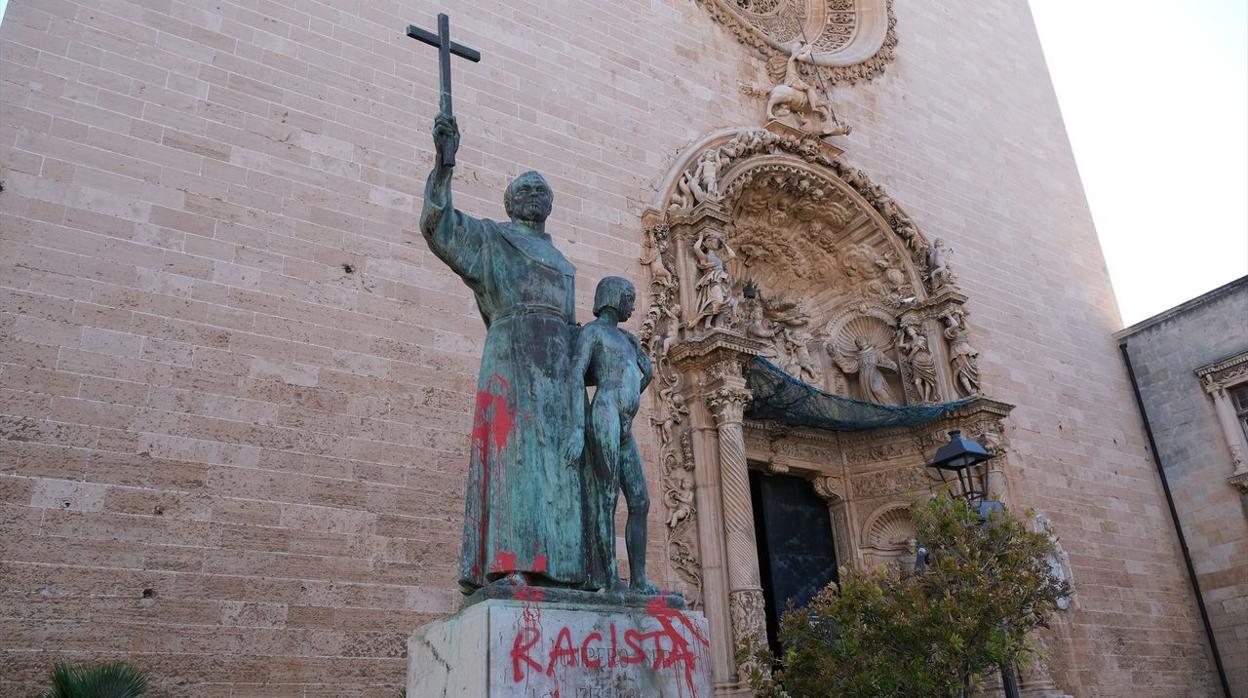 Imagen de la estatua dedicada a fray Junípero en Palma de Mallorca tras ser vandalizada