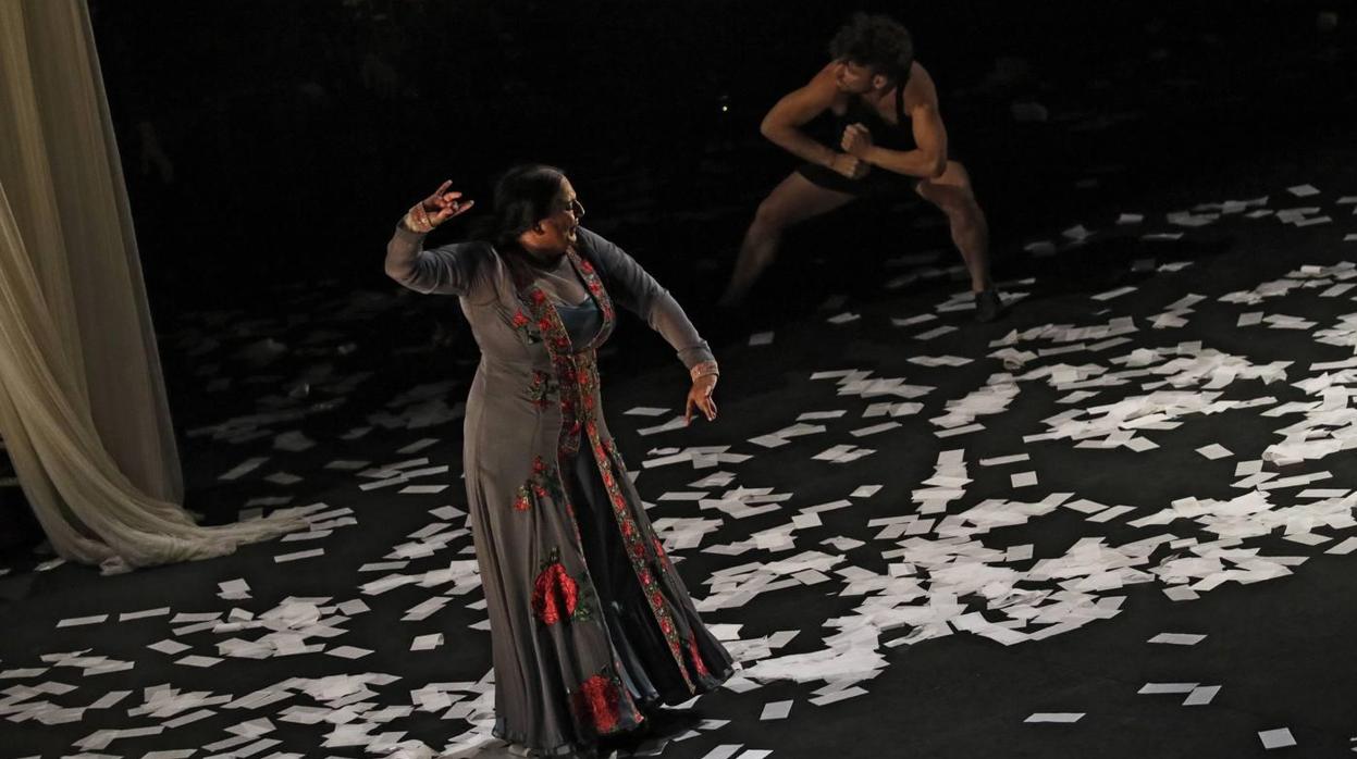 La Lupi presentándose en la Bienal de Flamenco