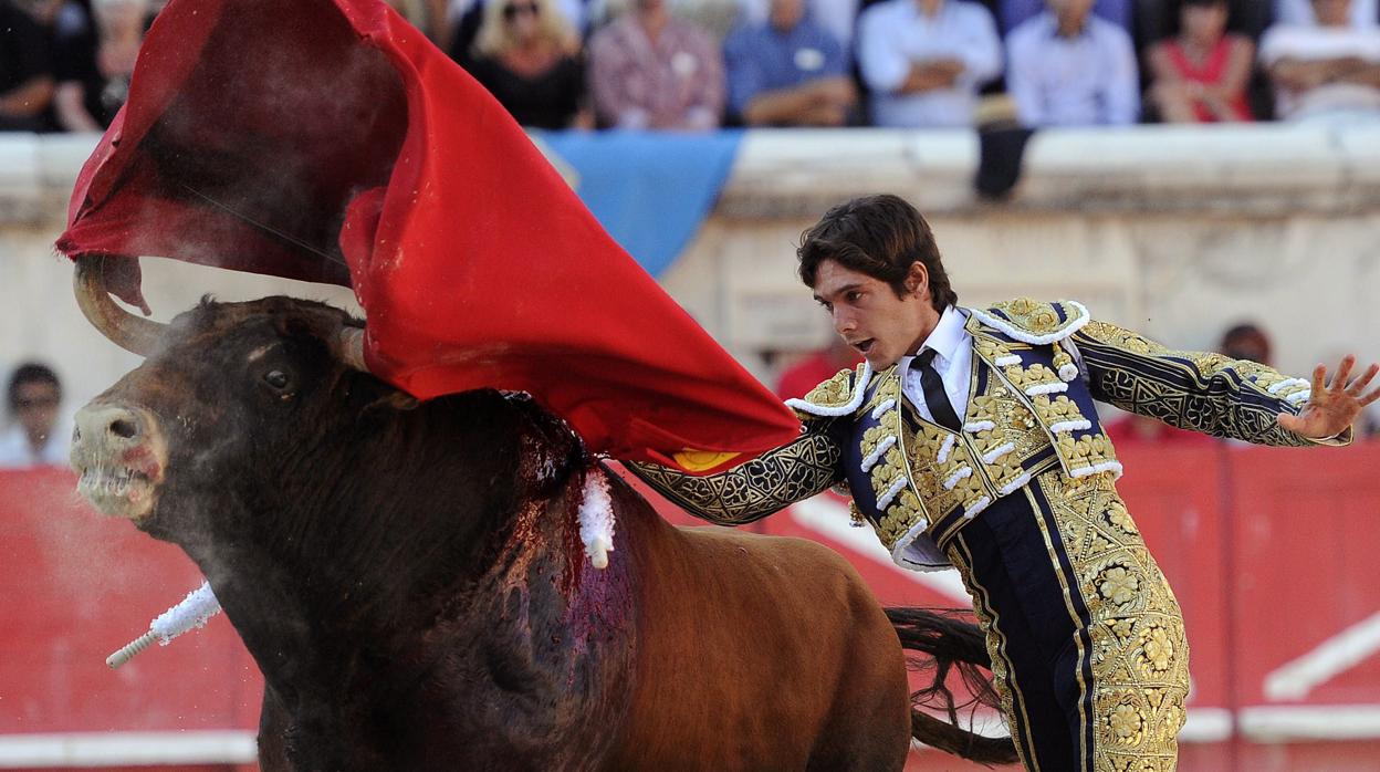 Faenas largas, avisos y estocadas caídas en el cierre de Nimes