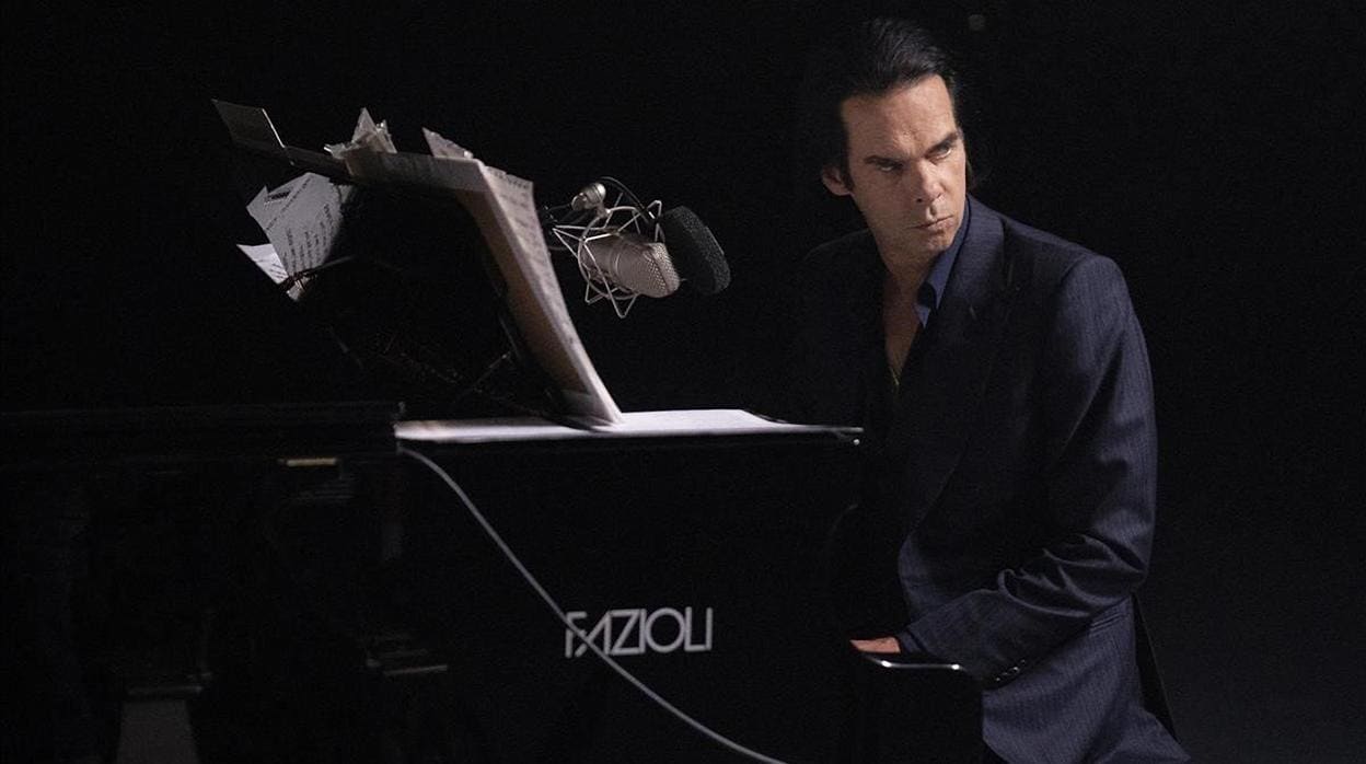 El cantante australiano Nick Cave, en un momento del recital que ofreció, a solas, en un teatro londinense en julio