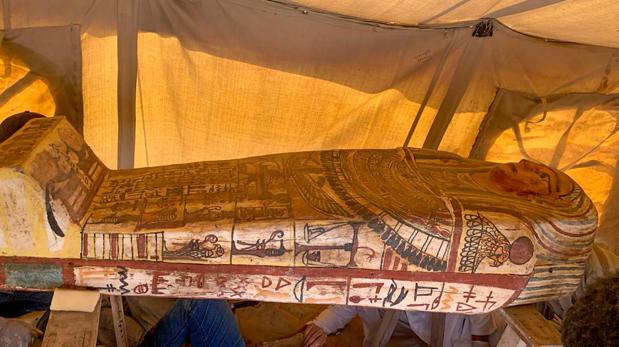 Hallan otros catorce sarcófagos sellados de hace 2.500 años en la necrópolis egipcia de Saqqara