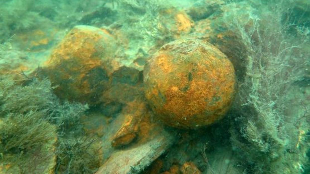 Balas de cañón encontradas junto con el naufragio carbonizado