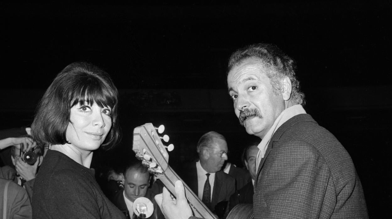 Juliette Gréco, fotografiada con Georges Brassens en París en 1966