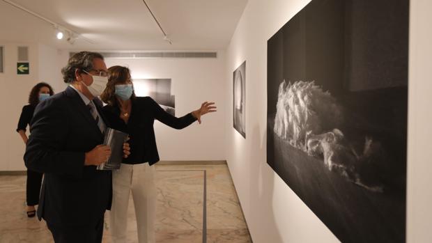 La mirada introspectiva de Anuca Aísa sobre «El tiempo vencido» se muestra en la Fundación Cajasol