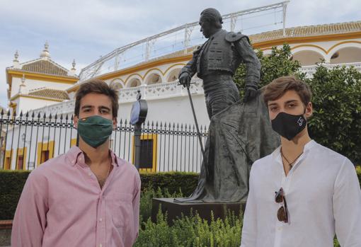 Emilio Silvera y Jaime González-Écija, junto a la estatua del Faraón de Camas