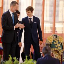 El Rey Felipe VI le entregó un vestido de luces por su triunfo maestrante