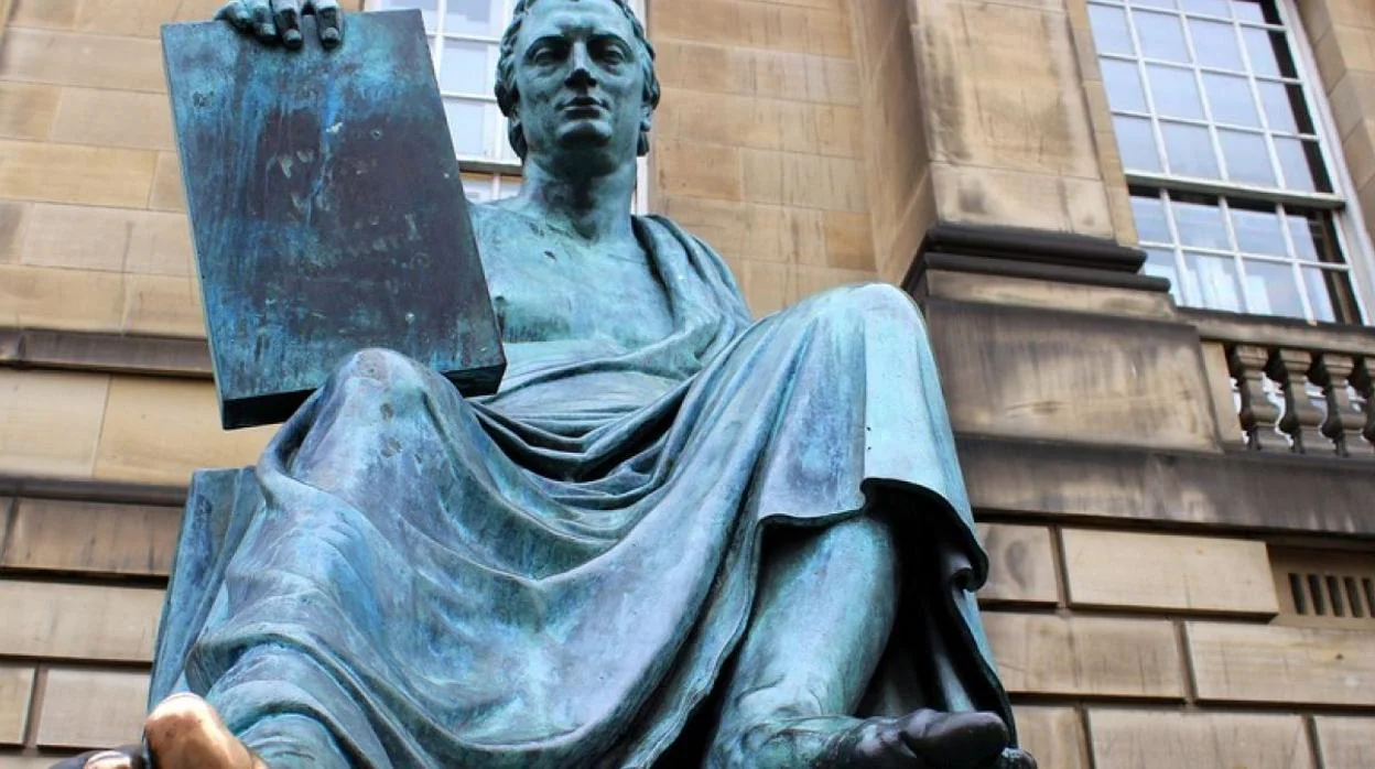 La estatua de Hume en Edimburgo. Dice la leyenda que todo estudiante que toque su dedo adquiere la sabiduría del filósofo escocés