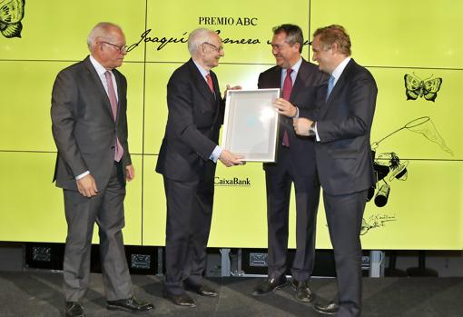 Andrés Amorós recibe el premio de manos de Juan Espadas en presencia del presidente de Vocento, Ignacio Ybarra, y el director de ABC de Sevilla, Álvaro Ybarra