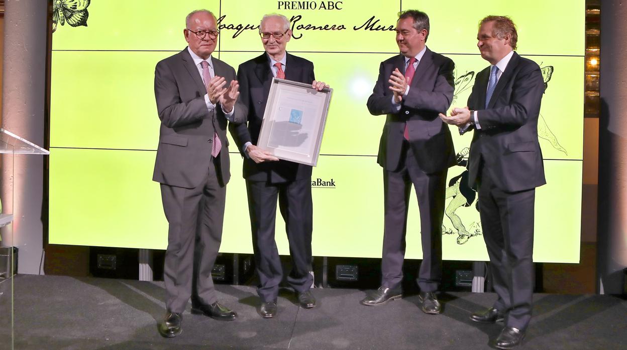 Álvaro Ybarra, Andrés Amorós, Juan Espadas e Ignacio Ybarra en la entrega del premio