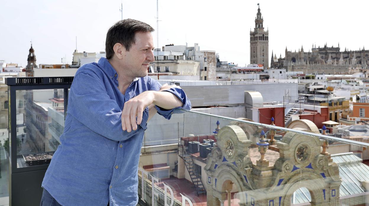 Ignacio Martínez de Pisón en la terraza del Hotel Inglaterra