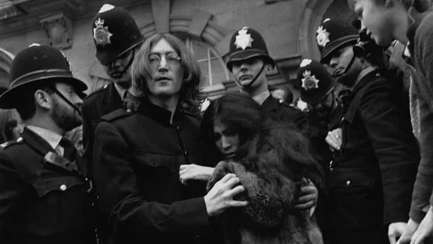 El policía que arrestó a Lennon y Yoko confiesa que hubo una red corrupta para detener rockeros en los 60