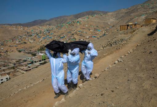 «Recogiendo a los muertos». de Rodrigo Abd. Perú, Lima