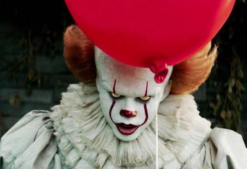 Bill Skarsgård interpreta al malvado payaso Pennywise en las dos películas de «It»