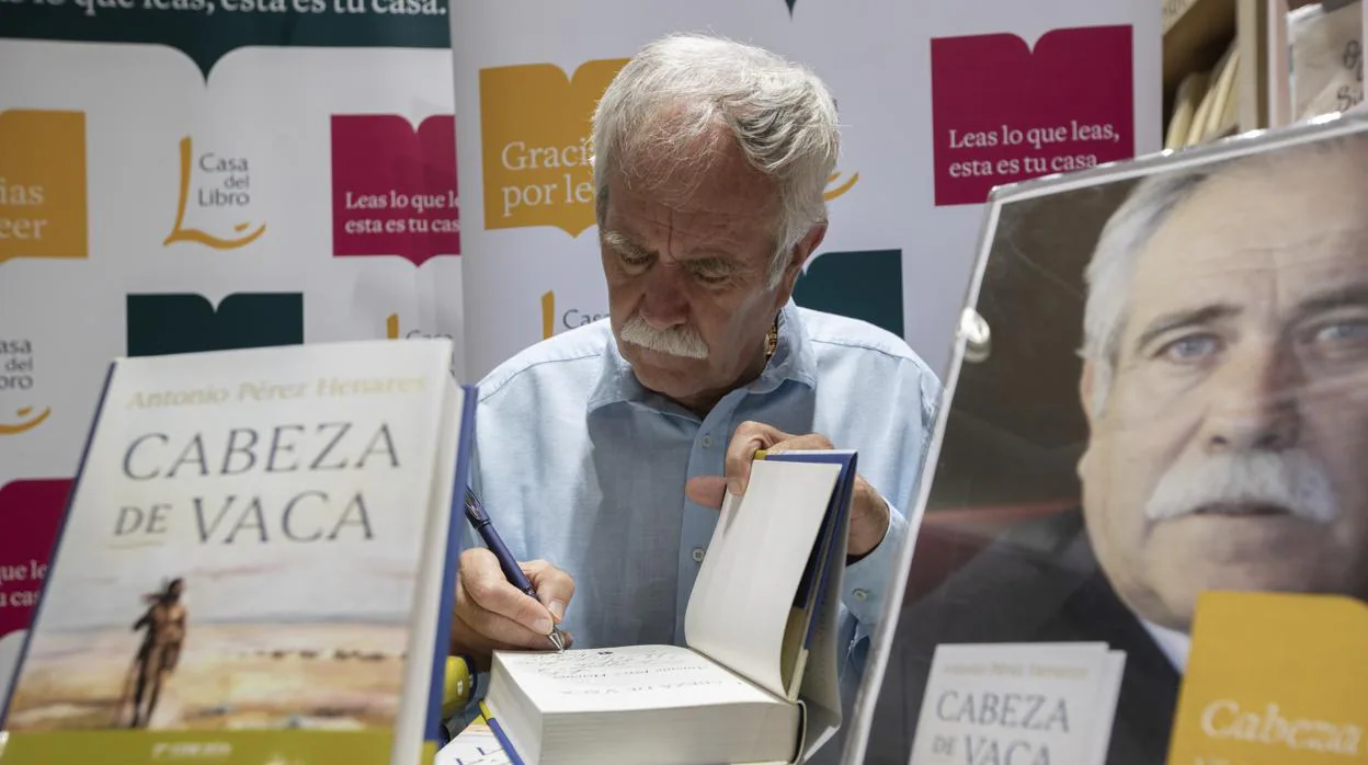 El escritor Antonio Pérez Henares, en la presentación de su libro