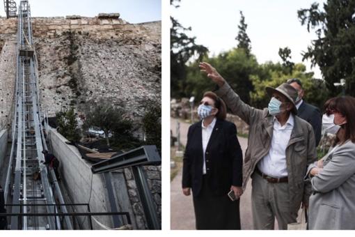 La Presidenta de la República Griega, Katerina Sakelaropulu, ha visitado la Acrópolis con la Ministra de Cultura, Lina Mendoni, donde se ve la instalación también del nuevo ascensor