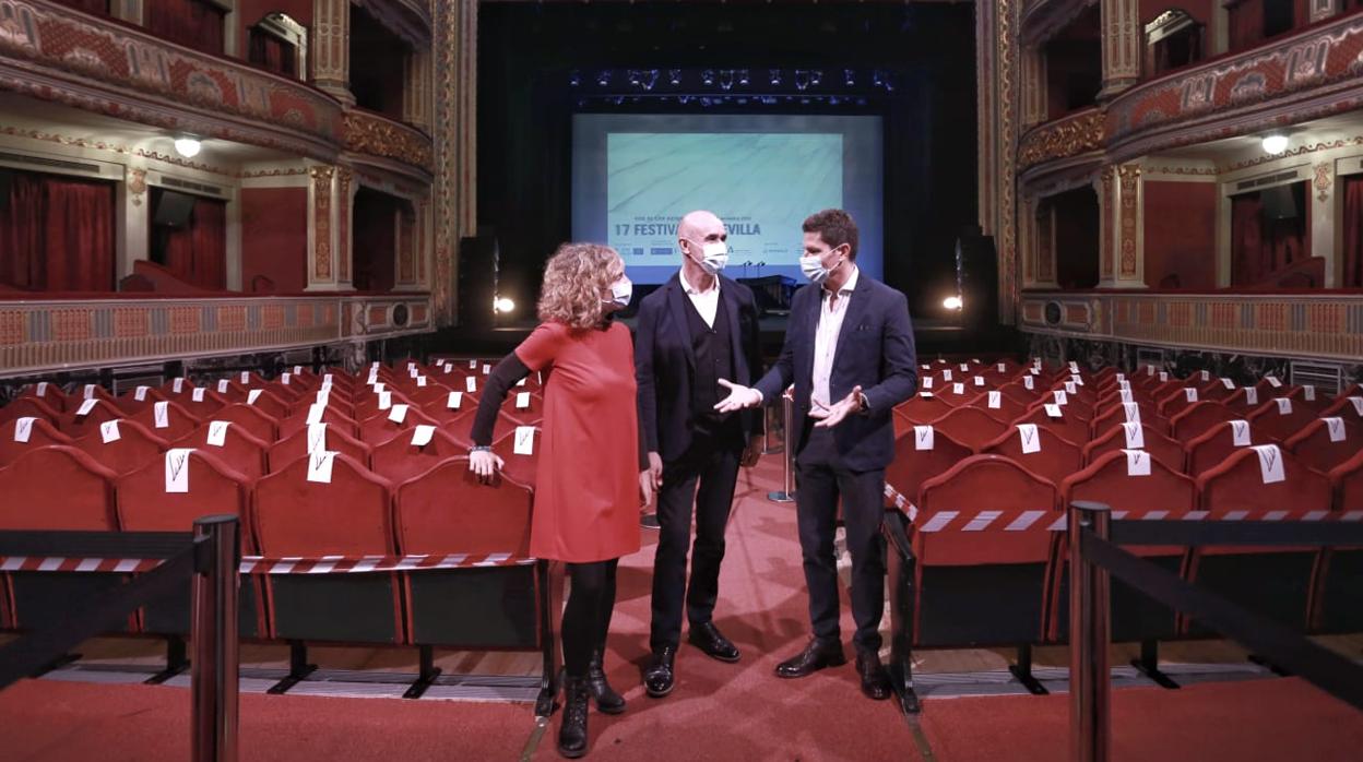 Carlos Forteza, con Isabel Ojeda y Antonio Muñoz, en el teatro Lope de Vega de Sevilla