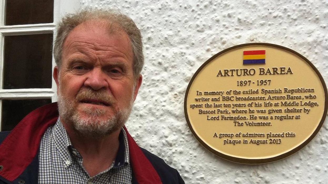 W. Chislett, junto a la placa de su admirado Arturo Barea