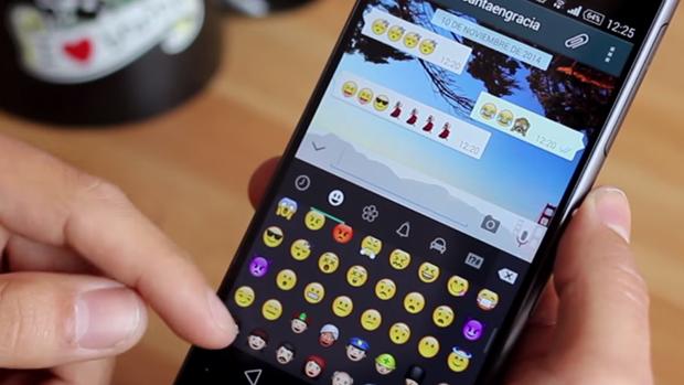 Así se escribe correctamente con emojis, según la RAE