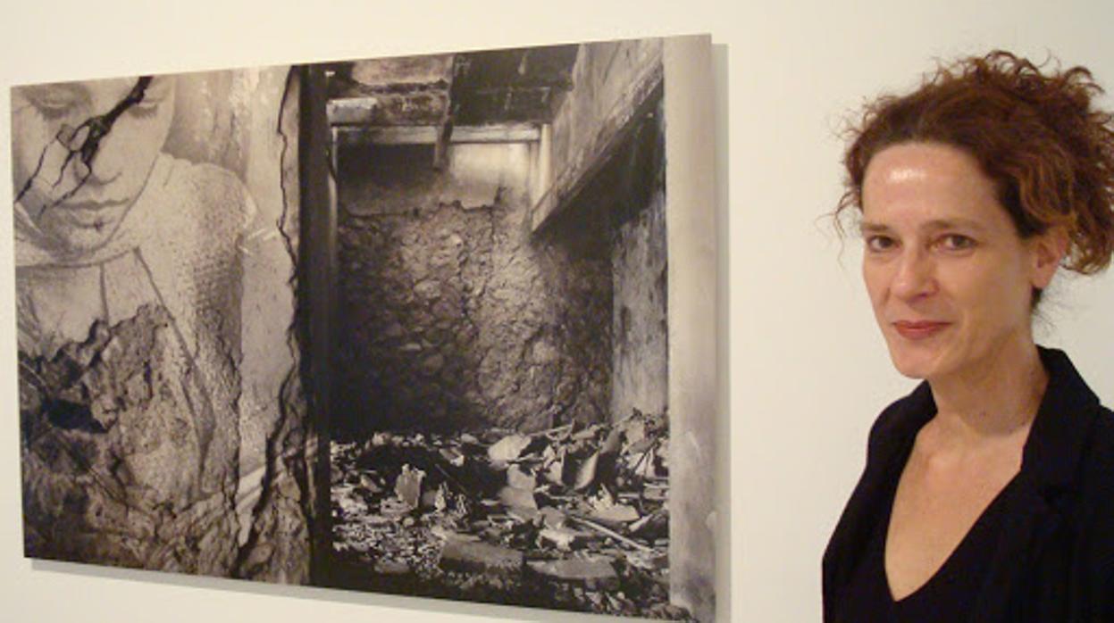 La fotógrafa Ana Teresa Ortega, delante de una de sus obras