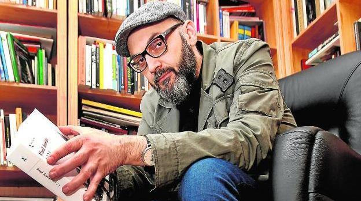 El novelista y ensayista Miguel Ángel Hernández