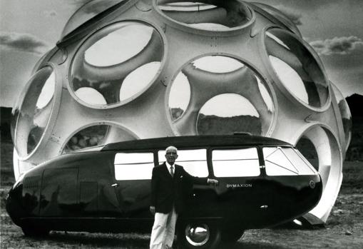 Buckminster Fuller ante el Dymaxion Car y el FlyesEye Dome durante su 85 aniversario