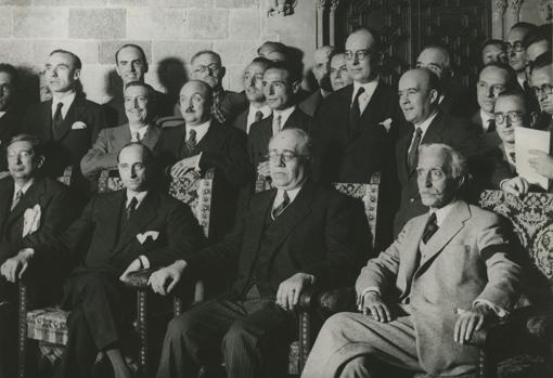 Azaña y Macià en el palacio de la Generalitat junto con los ministros y parlamentarios que votaron el Estatuto catalán