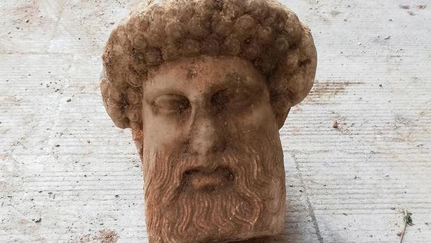Hallan una cabeza del dios Hermes en pleno centro de Atenas