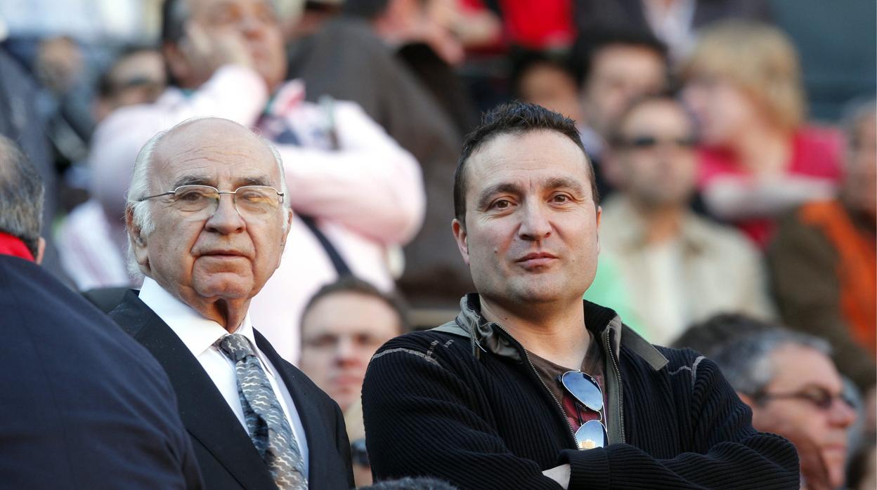 Francisco Brines y Carlos Marzal, en la plaza de toros de Valencia