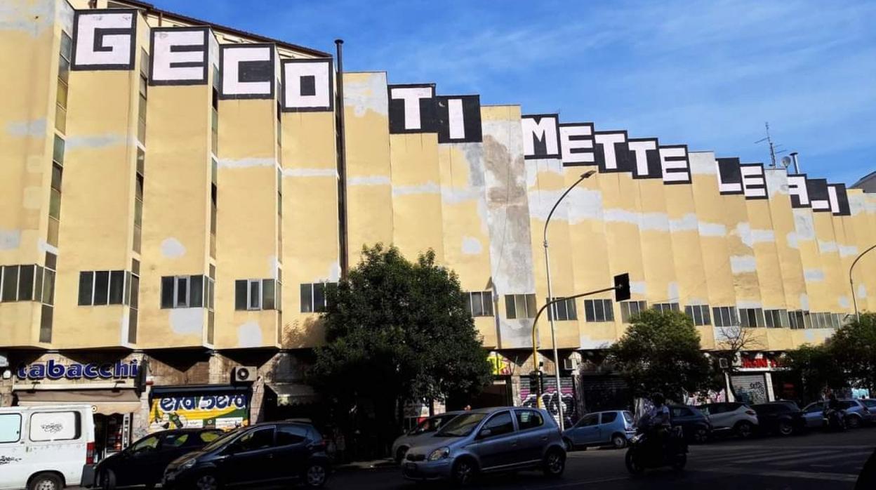 Frase escrita en un edificio de via Magna Grecia, en Roma: «Geco te pone las alas»