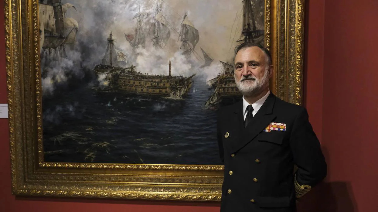 El almirante Juan Rodríguez Garat, junto al cuadro de Ferrer-Dalmau en el Museo Naval de San Fernando