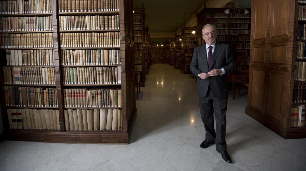 Santiago Muñoz Machado, director de la RAE, en la biblioteca de la institución
