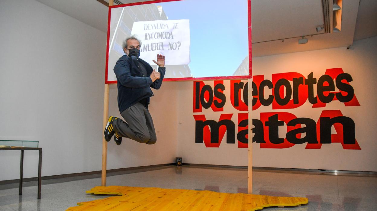 Isaías Griñolo en una acción de la exposición «Memoria del presente»