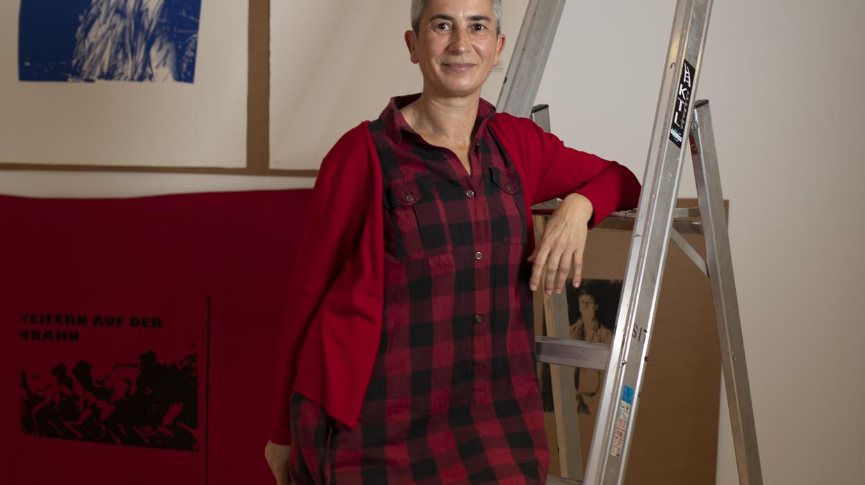 La artista durante el montaje de la muestra en Alcalá 31